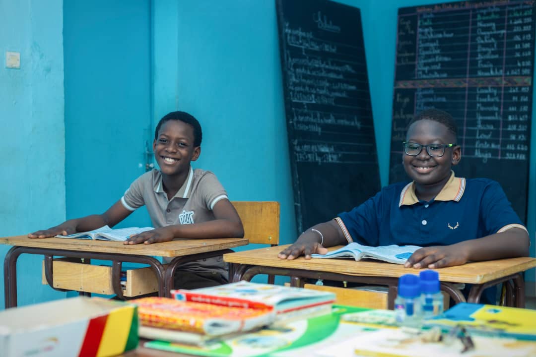 Enfant accompagné dans une activité d’apprentissage