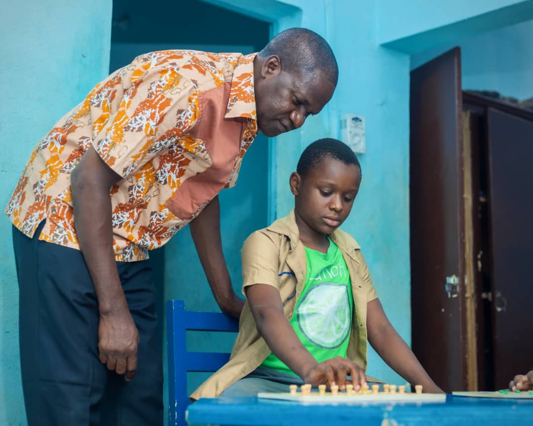 Enfant accompagné dans un moment de découverte