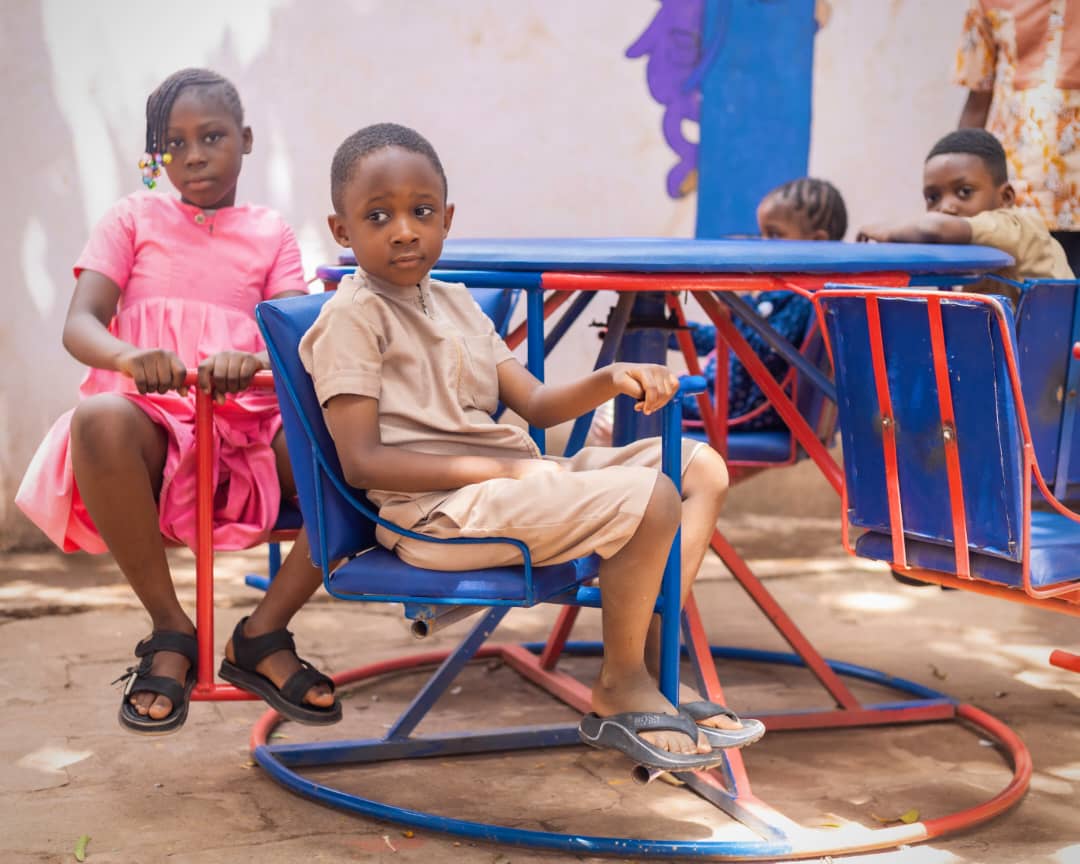 Enfant participant à une activité créative
