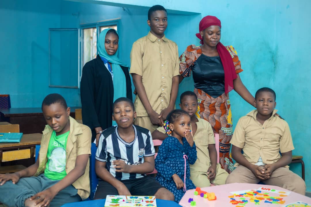 Enfant accompagné dans une activité d’apprentissage